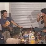 【無修正ゲイ動画】4人の泥酔している男が全裸姿になりながら手コキをしたりチンコの見せ合いをしまくっちゃうww
