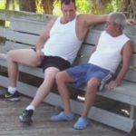 【外人ゲイ動画】ランニング姿のぽっちゃりの外人が公園のベンチで隣にいた老人とアナルセックスを楽しむww