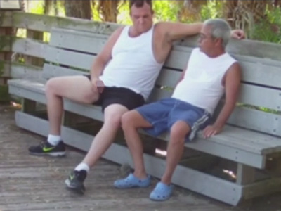 【外人ゲイ動画】ランニング姿のぽっちゃりの外人が公園のベンチで隣にいた老人とアナルセックスを楽しむww