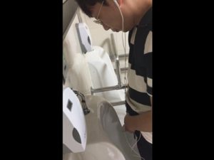 【盗撮ゲイ動画】イヤホンをつけている男が公衆トイレでおしっこをしている姿を盗撮されてしまうww
