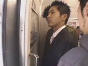 【レイプゲイ動画】ウケの短髪サラリーマンを電車で輪姦しアナルをガン掘りしながら次々にザーメンをぶっかけるww