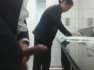 【無修正ゲイ動画】公衆便所の手洗い場でスーツのズボンのチャックからチンポを出して露出オナニーする変態素人ww