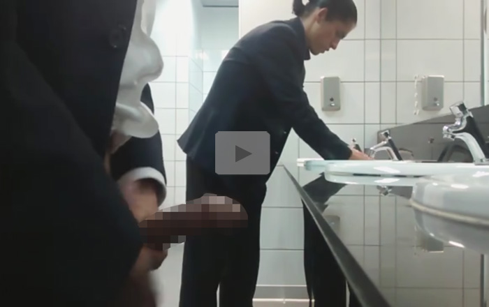 【無修正ゲイ動画】公衆便所の手洗い場でスーツのズボンのチャックからチンポを出して露出オナニーする変態素人ww