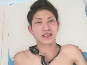 【セックスゲイ動画】水泳練習をしている男が更衣室で競泳水着を履いたままの状態でゴーグルマンに犯されるww