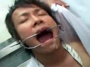 【レイプゲイ動画】病院のエレベーターで開口器をハメられて強制口内射精させられるノンケの爽やかサラリーマンw