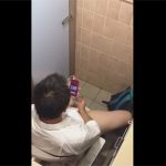 【無修正ゲイ動画】ショッピングモールのトイレでオナニーするノンケ高校生とそれを見ながらオナニーするゲイww