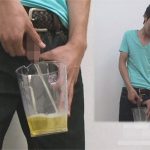 【無修正ゲイ動画】お兄さんたちのおしっこ特集…透明カップに勢いよく排尿するチンポを接写で撮影ww