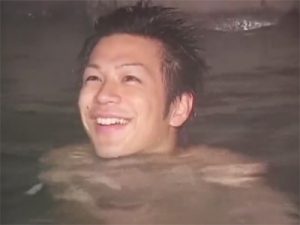 【素人ゲイ動画】ノンケのイケメン大学生が温泉旅行でアナルバージンを奪われ初めて精子を顔にかけられるww
