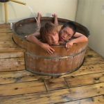 【無修正ゲイ動画】可愛い系の男2人が露天風呂でイチャイチャして風呂上がりの乳首舐めなどをして愛し合うww