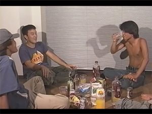 【無修正ゲイ動画】4人の泥酔している男が全裸姿になりながら手コキをしたりチンコの見せ合いをしまくっちゃうww