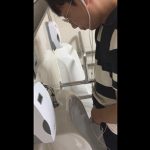 【盗撮ゲイ動画】イヤホンをつけている男が公衆トイレでおしっこをしている姿を盗撮されてしまうww