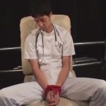 【レイプゲイ動画】医師の男が睡眠薬を飲まされて連れていかれるとゴーグルマンにレイプされてアナルを犯されるww